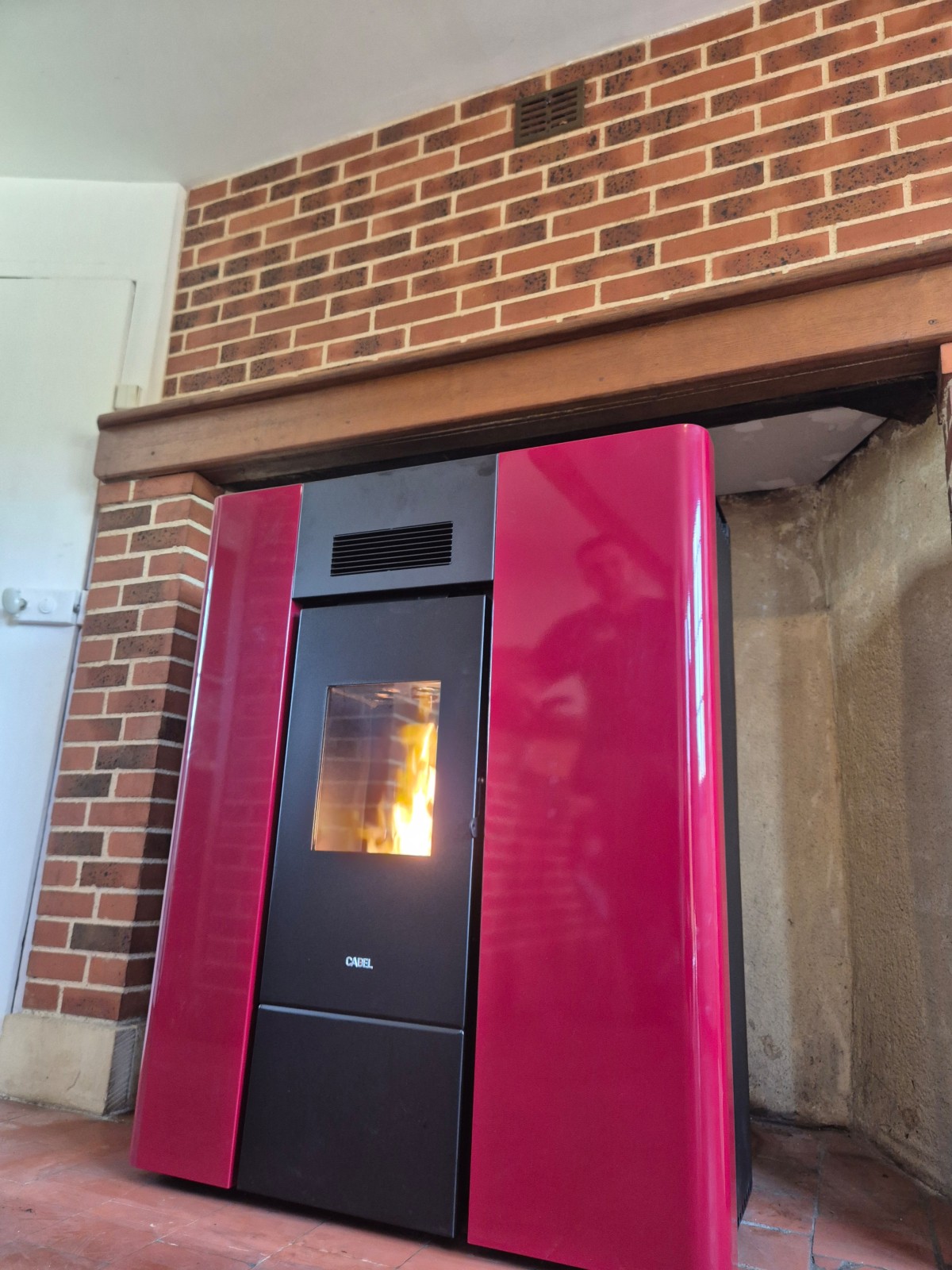 Artisan chauffagiste à Brionne : Poêle à granulés 26 kW CADEL MAYA IDRO Rouge WiFi intégré