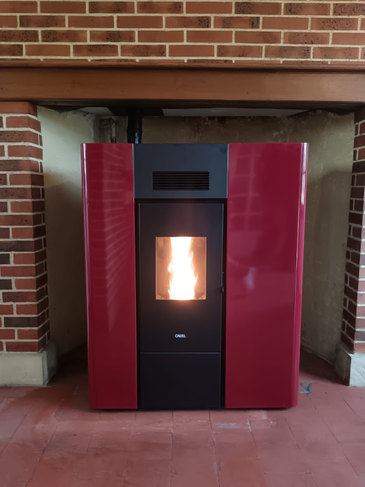 Artisan chauffagiste à Brionne : Poêle à granulés 26 kW CADEL MAYA IDRO Rouge WiFi intégré