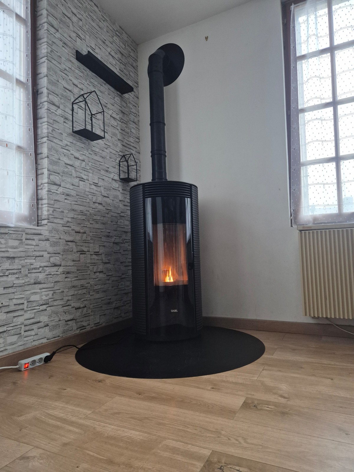 VENTE ET INSTALLATION D’UN POÊLE À GRANULÉS CADEL SPIN GHISA 9KW À LE TRAIT PRÈS DE YVETOT ET BOURG-ACHARD