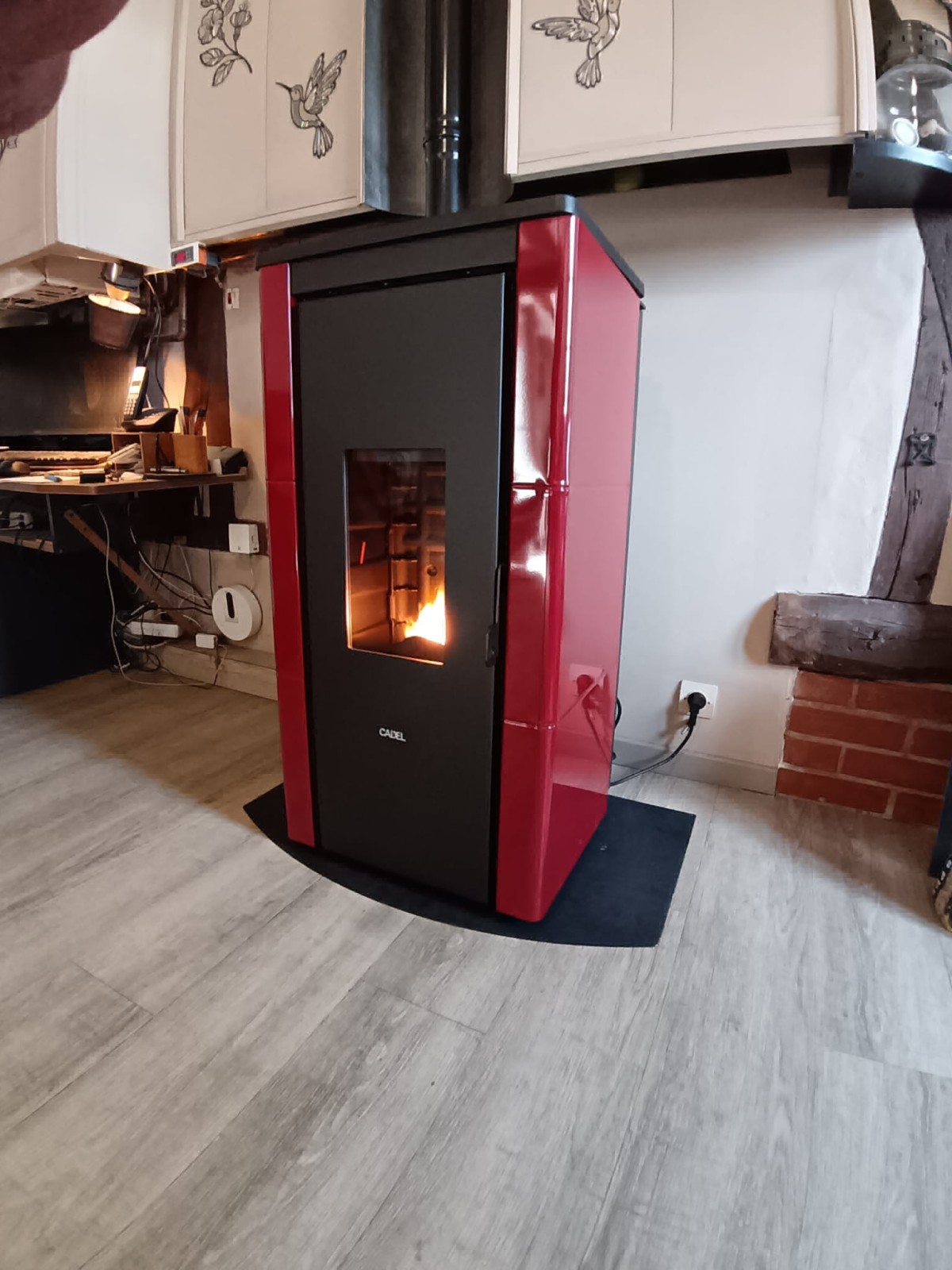 Artisan chauffagiste La MAILLERAYE-SUR-SEINE : installation d’un poêle à granulés 9kW CADEL CRISTAL WIFI