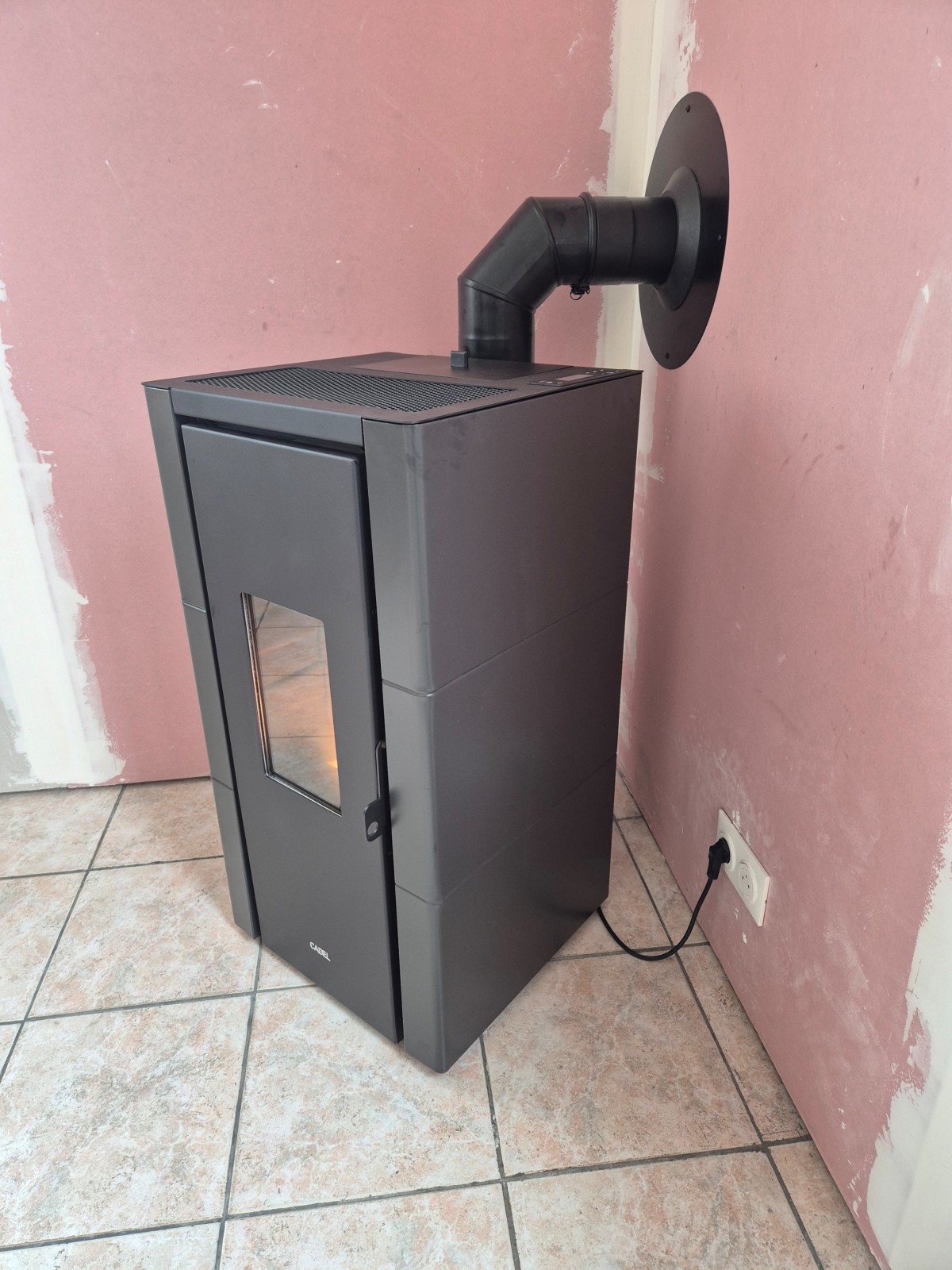 Vente et installation d’un poêle à granulés CADEL CRISTAL 7kw anthracite à Le Trait entre Yvetot et Rouen.