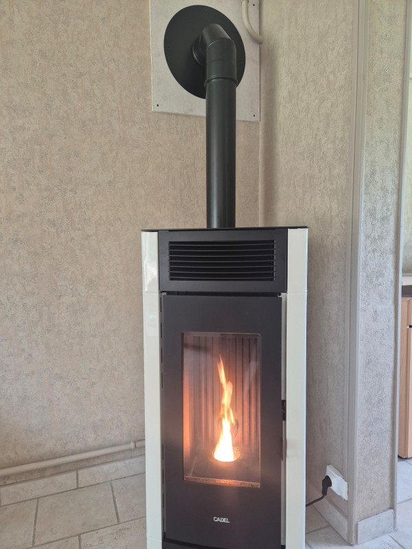 Vente et installation d’un poêle à granulés CADEL CRISTAL 9KW à La Haye Aubree entre Bourg-Achard et Corneville-sur-risle