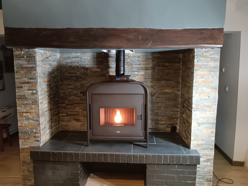 Vente et installation d’un poêle à granulés CADEL FRAME 9KW WIFI à PONT-AUDEMER à côté de PONT-L’ÉVÊQUE et LISIEUX.