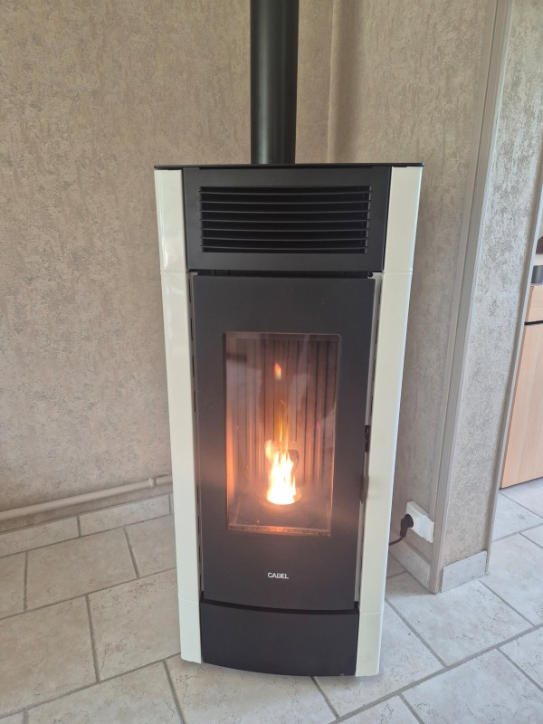 Vente et installation d’un poêle à granulés CADEL CRISTAL 9KW à La Haye Aubree entre Bourg-Achard et Corneville-sur-risle