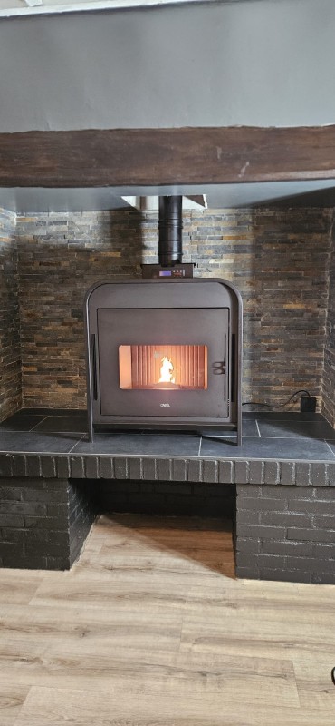 Vente et installation d’un poêle à granulés CADEL FRAME 9KW WIFI à PONT-AUDEMER à côté de PONT-L’ÉVÊQUE et LISIEUX.