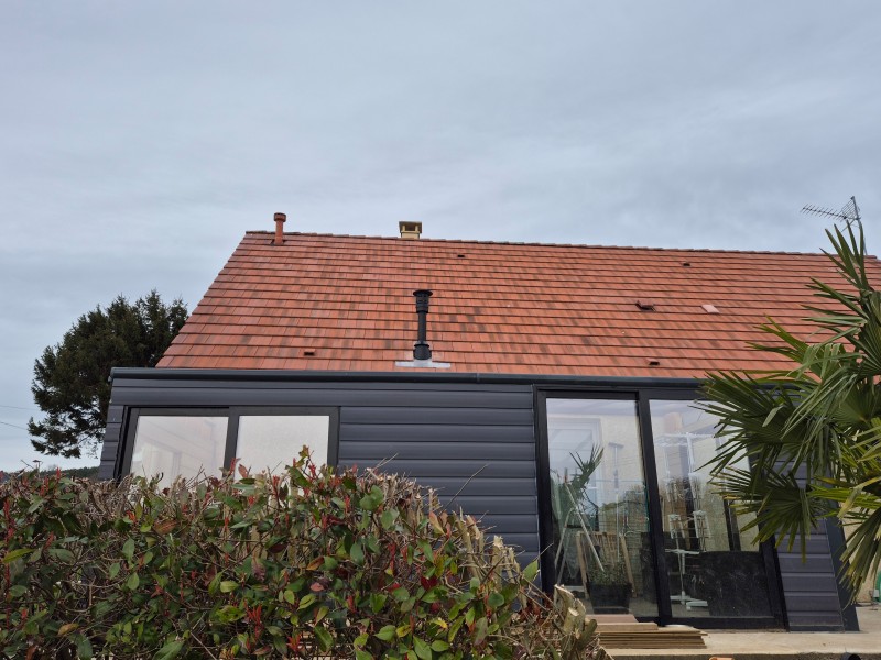 vente et installation d’un poêle à granulés dernière génération Cadel Spin Plus twin-up fonte noire dans la commune de Corneville-sur-risle près de Pont-Audemer .