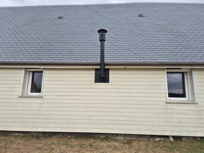 Vente et installation d’un poêle à granulés CADEL CRISTAL 7kw blanc à Vatteville-la-rue entre Yvetot et Bourg-Achard.