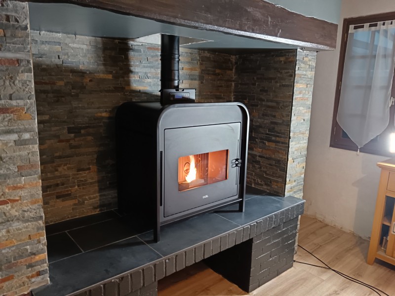 Vente et installation d’un poêle à granulés CADEL FRAME 9KW WIFI à PONT-AUDEMER à côté de PONT-L’ÉVÊQUE et LISIEUX.