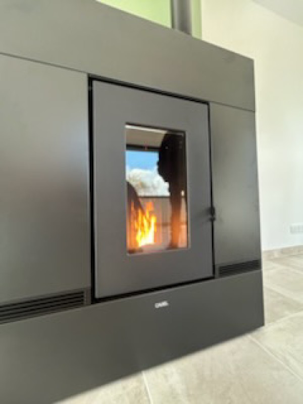 Vente et installation d’un poêle à granulés CADEL MITHOS 14KW wifi intégré canalisable à BOURNEVILLE-SAINTE-CROIX à côté de PONT-AUDEMER et BOURG-ACHARD