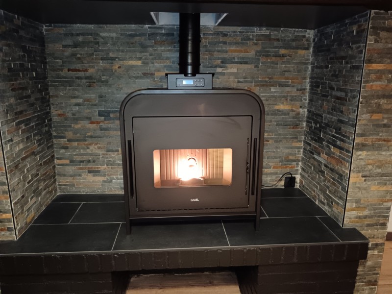 Vente et installation d’un poêle à granulés CADEL FRAME 9KW WIFI à PONT-AUDEMER à côté de PONT-L’ÉVÊQUE et LISIEUX.