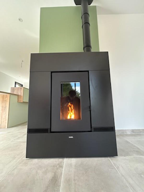 Vente et installation d’un poêle à granulés CADEL MITHOS 14KW wifi intégré canalisable à BOURNEVILLE-SAINTE-CROIX à côté de PONT-AUDEMER et BOURG-ACHARD