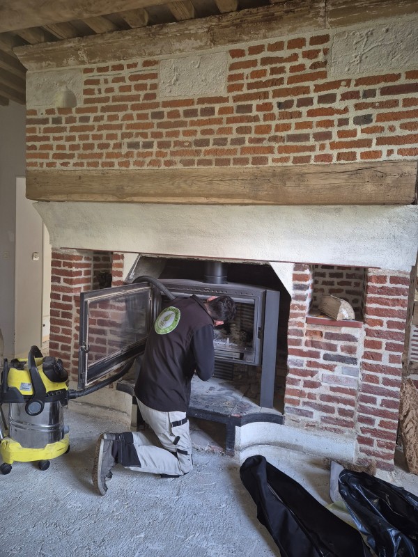 Ramonage d'une magnifique cheminée à Pont l'Évêque près de Lisieux et Deauville.