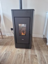 Ecaux-Chauff -  Installation d'un poêle à bois rond avec protection murale pare-feu et conduit de fumée performant près du Neubourg dans l'Eure